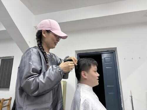 “学生理发又贵又不方便”体育老师苦练技术为学生免费理发